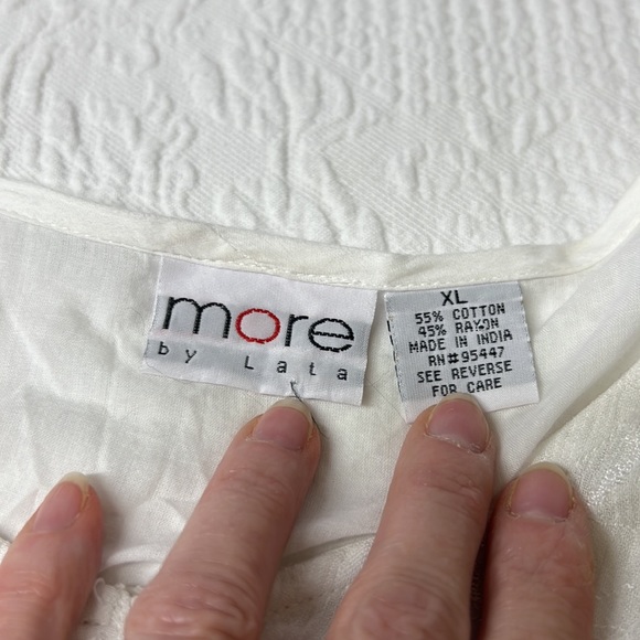 ⭐️🌸Vintage more by lata white embroidered handkerchief hem button front top L - Picture 8 of 12